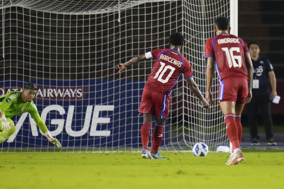 Edgar Bárcenas (10) marca de penal el tercer gol de Panamá contra Costa Rica en el partido de vuelta por los cuartos de final de la Liga de Naciones de la CONCACAF, clasificatoria a la Copa América del 2024 en el estadio Rommel Fernández en Ciudad de Panamá, el lunes 20 de noviembre del 2023. (AP Foto/Arnulfo Franco)