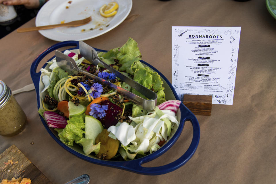 Un platillo de Bonnaroots, una comida de cuatro platos que beneficia a las organizaciones mundiales contra el hambre, en el Festival de Música y Artes de Bonnaroo, el jueves 16 de junio de 2022, en Manchester, Tennessee. (Foto de Amy Harris/Invision/AP)