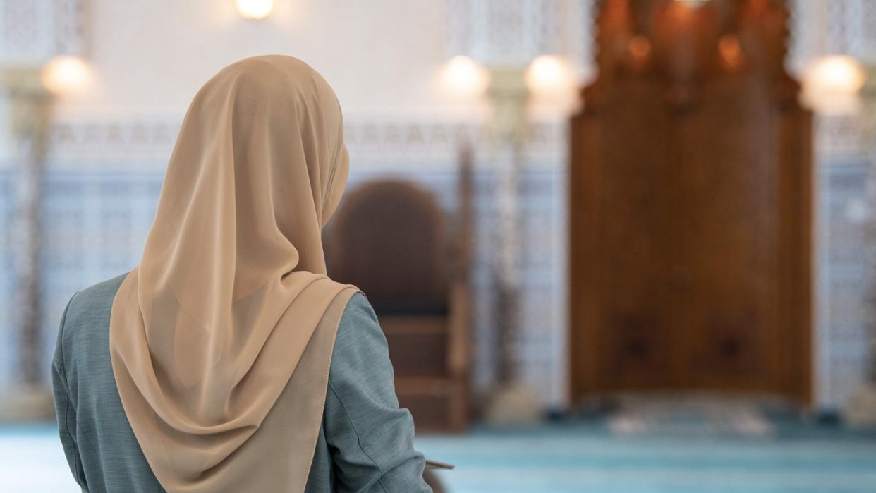 Eine Muslima mit einem Kopftuch im Gebetsraum   einer Moschee. Foto: Boris Roessler