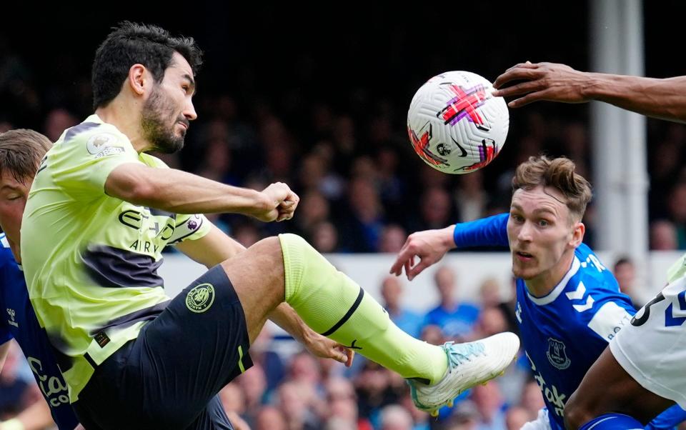 Manchester City's Ilkay Gundogan scores - AP Photo/Jon Super