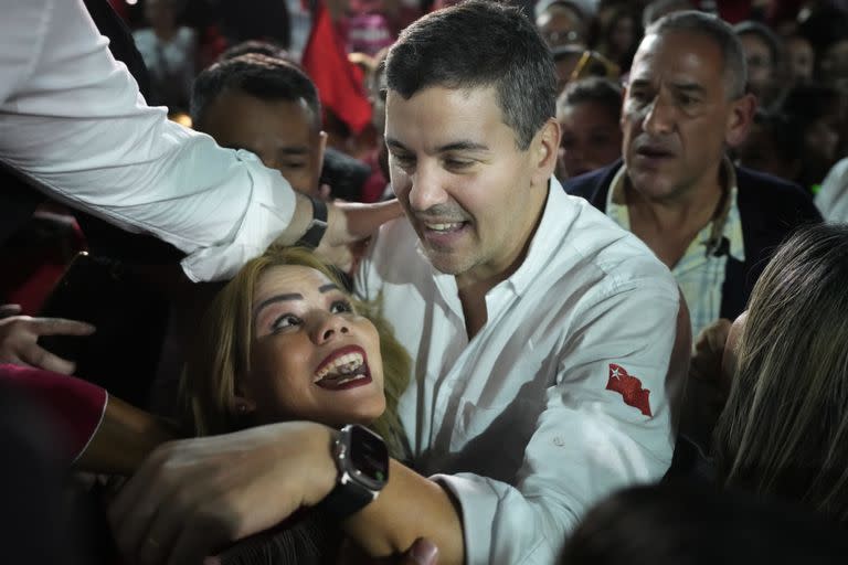 Santiago Peña, el candidato del gobernante Partido Colorado a la presidencia, llega a un acto electoral en Villa Elisa, Paraguay, el 26 de abril de 2023. Las elecciones generales de Paraguay se celebrarán el 30 de abril. (AP Foto/Jorge Sáenz)