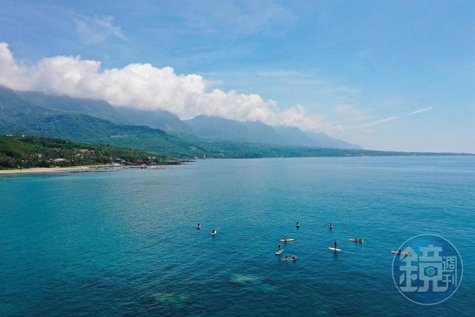位於台東卑南鄉的杉原灣，是台灣東海岸最長的沙灘，除了夏天適合戲水，還能欣賞少見的貝式耳紋珊瑚。