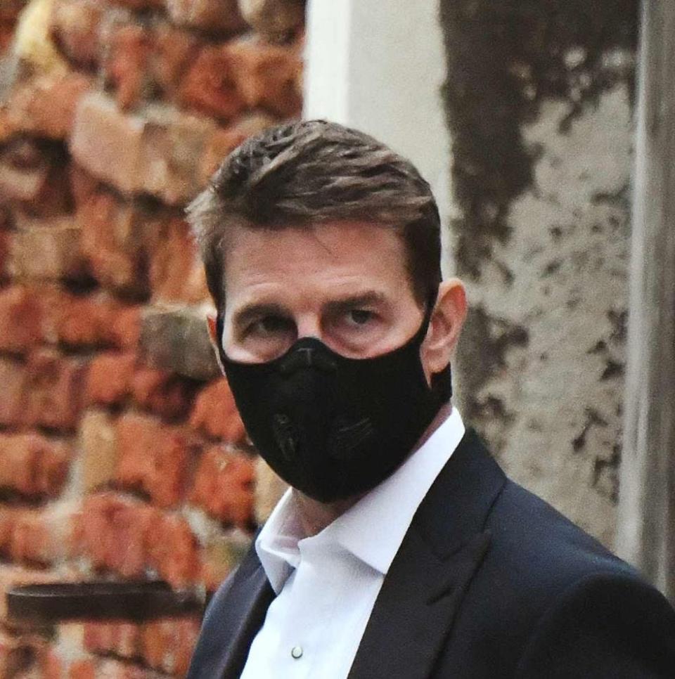 Tom Cruise kept masked up shooting "Mission: Impossible 7" in Venice, Italy.