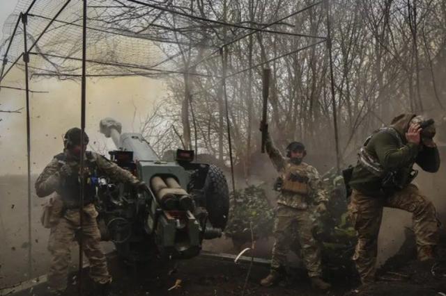Soldados ucranianos disparan un ob&#xfa;s D-30 en la l&#xed;nea del frente cerca de Bakhmut, regi&#xf3;n de Donetsk, Ucrania, mi&#xe9;rcoles 19 de abril de 2023.