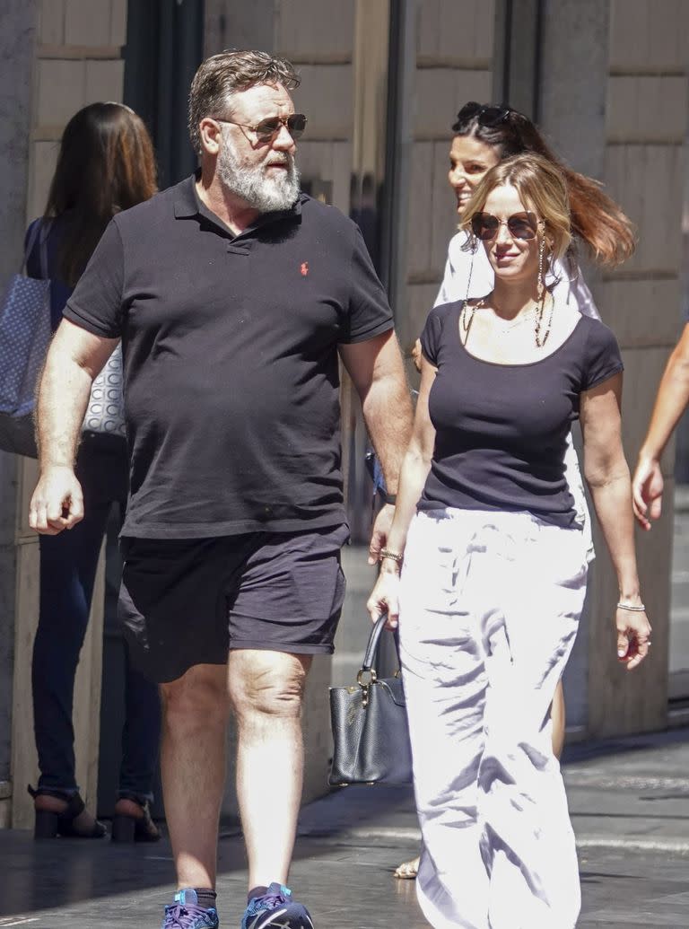 Russell Crowe y su novia Britney Theriot almorzaron sushi en un resturante en el edificio Fendi, en Roma