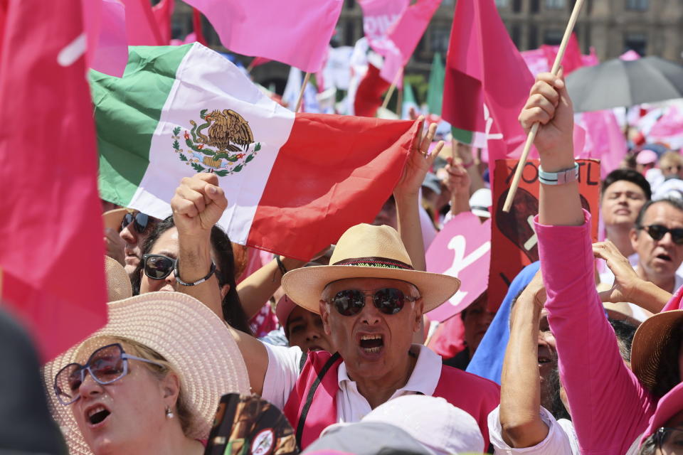 Participantes en un acto electoral de la oposición ante las elecciones presidenciales del 2 de junio, en la plaza del Zócalo, Ciudad de México, el domingo 19 de mayo de 2024. (AP Foto/Ginnette Riquelme)