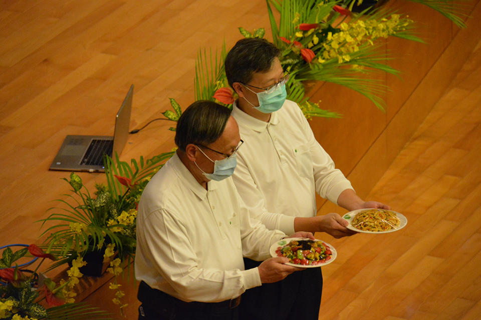 大林慈院院長賴寧生（左）親自烹煮的蔬食料理色香味俱全。