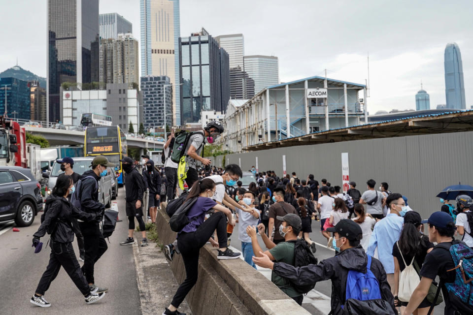 2020年5月24日，市民在香港島一帶發起反對國安法及國歌法遊行，遊行人士被防暴警驅散。