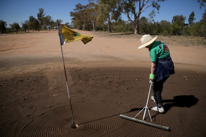 The Wider Image: Thirst turns to anger as Australia's mighty river runs dry
