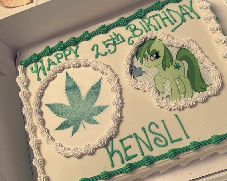 Eine 25-Jährige war überrascht, als sie eine Marihuana-Torte anstatt einer Moana-Torte zum Geburtstag bekam. (Facebook)