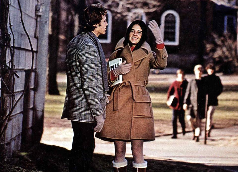 kino love story, 1970er, 1970s, film, love story, mantel, mode, coat, fashion, love story, 1970er, 1970s, film, love story, mantel, mode, coat, fashion, ryan oneal, ali macgraw als sich der junge anwalt oliver barrett ryan oneal im radcliffe college ein buch ausleihen möchte, begegnet er jenny cavilleri ali macgraw, 1970 photo by filmpublicityarchiveunited archives via getty images