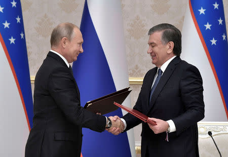 Russian President Vladimir Putin (L) and his Uzbek counterpart Shavkat Mirziyoyev attend a signing ceremony after the talks in Tashkent, Uzbekistan October 19, 2018. Alexei Nikolsky/Sputnik/Kremlin via REUTERS