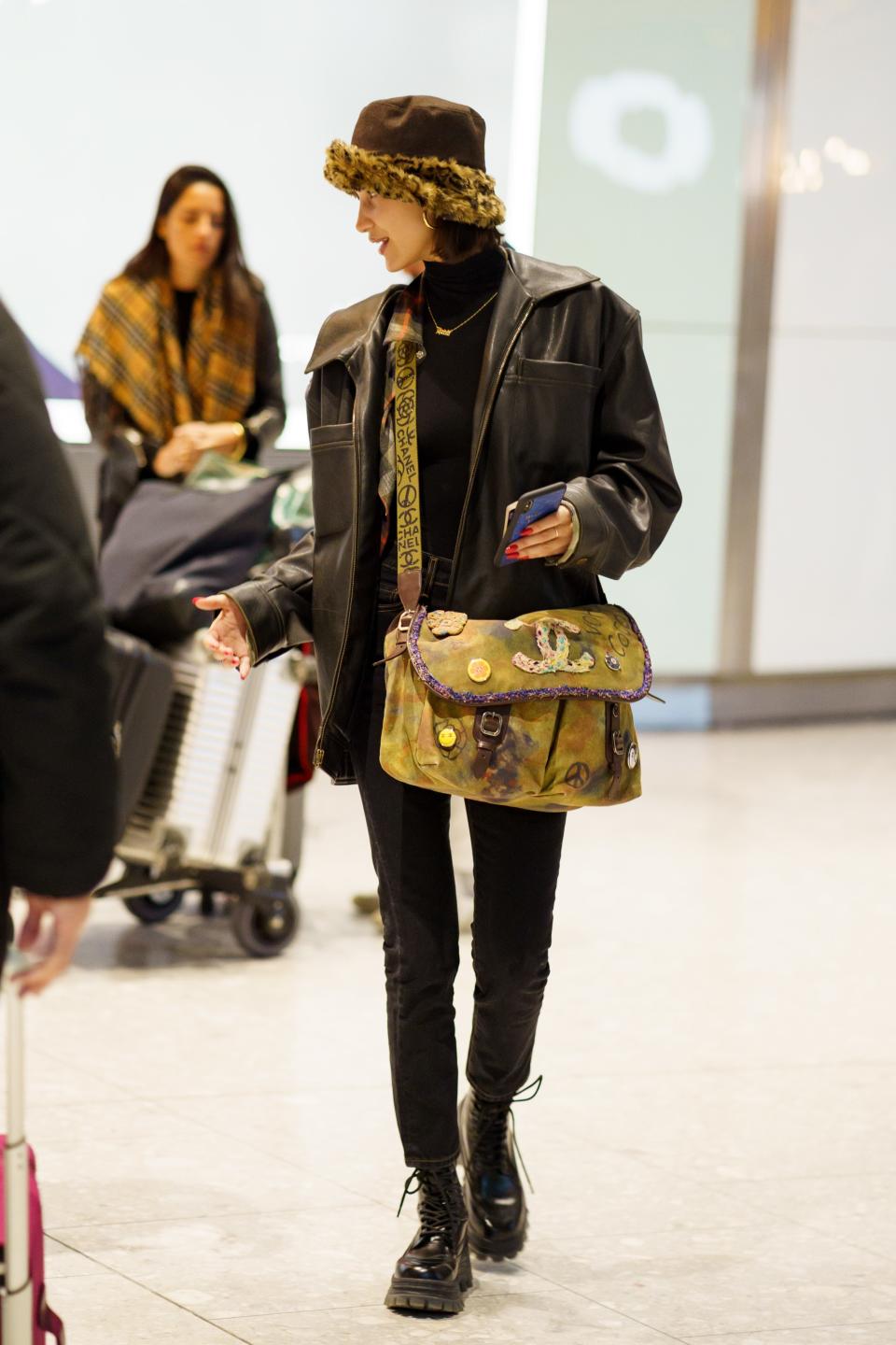 <h1 class="title">EXCLUSIVE: Bella Hadid Flies Into The UK From New York</h1><cite class="credit">Photo: Splash News</cite>