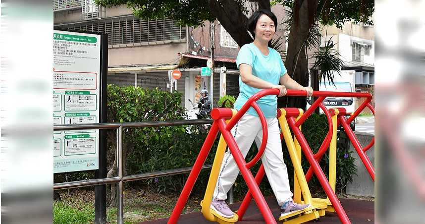 善用公園內的運動器材，其實也能鍛鍊肌力。（圖／廠商提供）