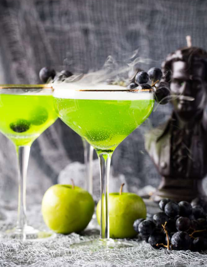 <p>Force est de constater que la couleur joue pour beaucoup dans un cocktail d’Halloween. Ici, le vert irréel de cette création à la vodka est obtenu grâce à différentes liqueurs à base de pomme, qu’on peut recréer aisément en ajoutant une à deux gouttes de colorant alimentaire vert dans sa boisson.</p><p>Découvrez <a href="https://theseasidebaker.com/poison-apple-halloween-cocktail/" rel="nofollow noopener" target="_blank" data-ylk="slk:la recette;elm:context_link;itc:0;sec:content-canvas" class="link ">la recette</a></p><br>