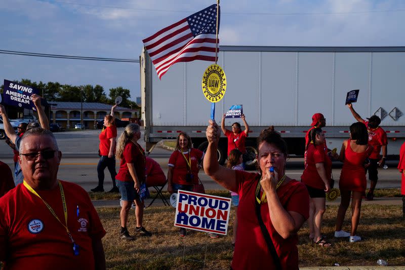 UAW rally to support striking workers