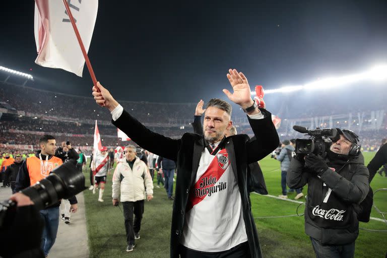 Martín Demichelis homenajeó a su madre, Ilda Margarita, en los festejos con una camiseta que él usó en 2002, en la que puso el nombre de ella.