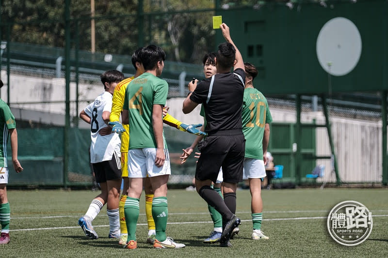 Li Zechun was fined a yellow card for excessive complaints, and was kicked off the field following accumulating two yellows and one red.