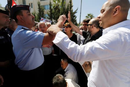 Jordanian police try to prevent relatives of Jordanian writer Nahed Hatter, who was shot dead, and activists to sit and block the street, during a sit-in in front of the prime minister's building in Amman, Jordan, September 26, 2016. REUTERS/Muhammad Hamed