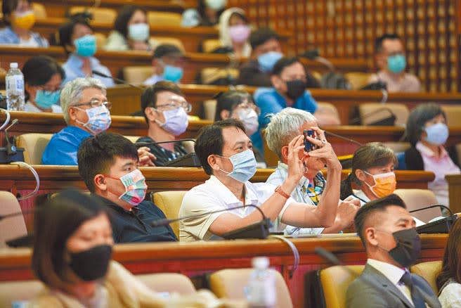 屏東縣長潘孟安4日在屏東大學的《成功之母講座》吸引許多民眾到場聆聽。（袁庭堯攝）