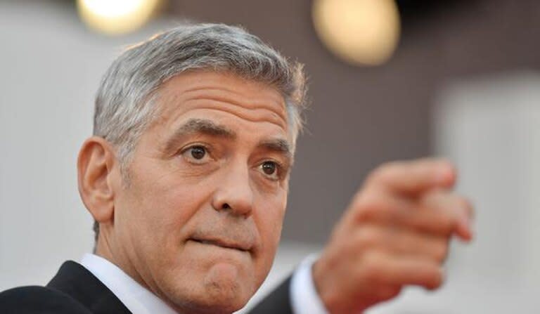 George Clooney aceptó la apuesta que le hicieron sus grandes amigas Nicole Kidman y Michelle Pfeiffer