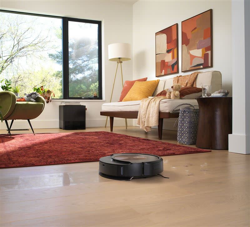 iRobot Roomba Combo j9+旗艦款掃拖機器人強勢登台，化身最體貼媽媽的智能「AI清潔管家」。（圖／品牌業者提供）