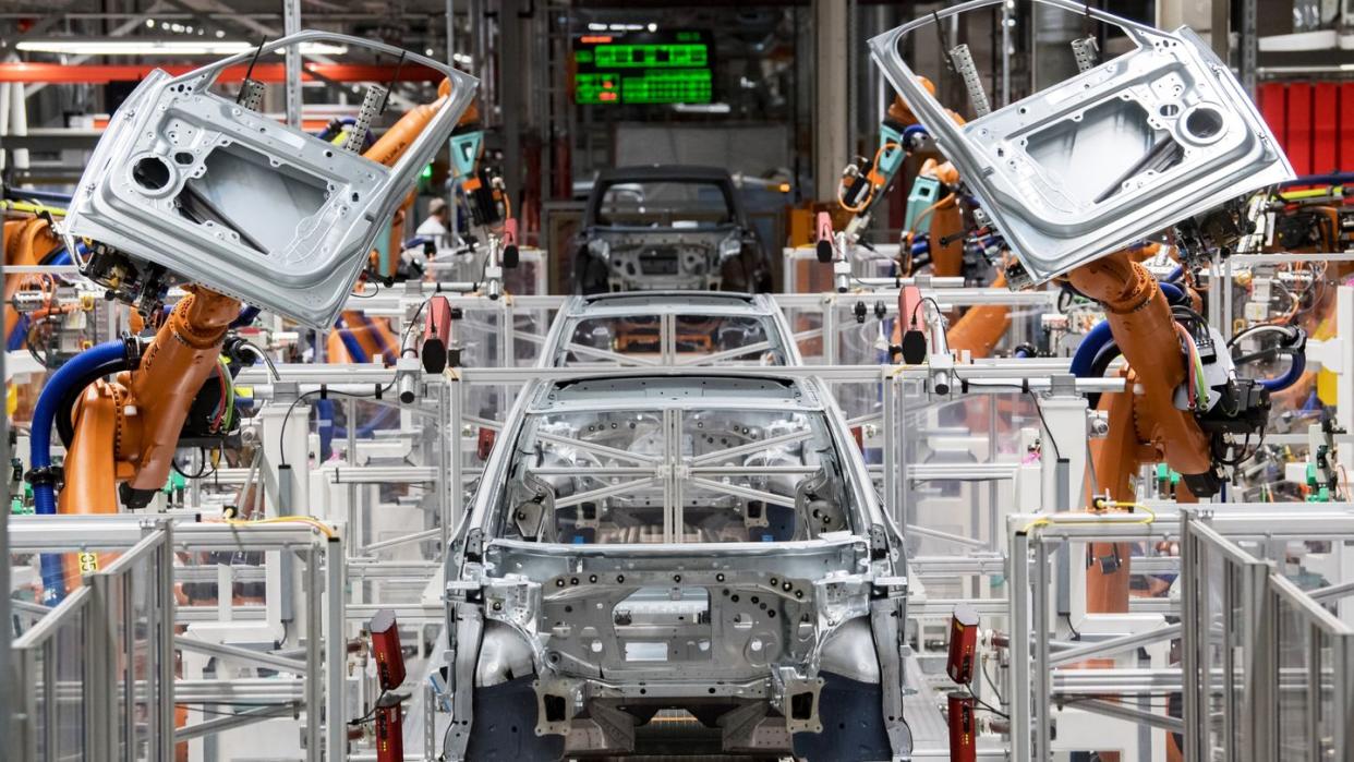 Im Karosseriebau des Volkswagen-Werkes in Sachsen montieren Roboter die Türen des VW ID.3. Eine umfassende Digitalisierung in den Bereichen Mobilität und Verkehr, industrielle Fertigung und bei Gebäuden kann einer Accenture-Studie zufolge fast die Hälfte zur Einhaltung der deutschen Klimaziele beitragen.