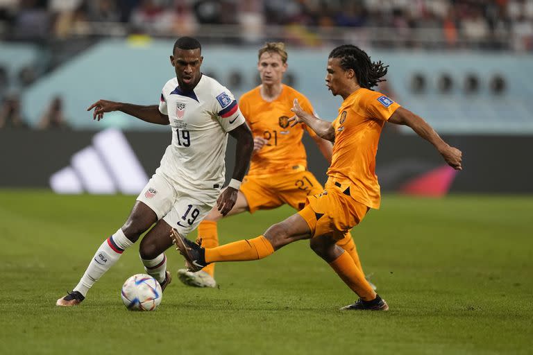 Nathan Aké marca a Haji Wright, de Estados Unidos, en el partido de cuartos de final del Mundial
