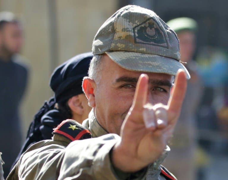 Un homme portant un uniforme turc fait le signe de ralliement des Loups Gris le 21 décembre 2018 au nord d'Alep, en Syrie (Photo d'illustration) - Bakr ALKASEM © 2019 AFP