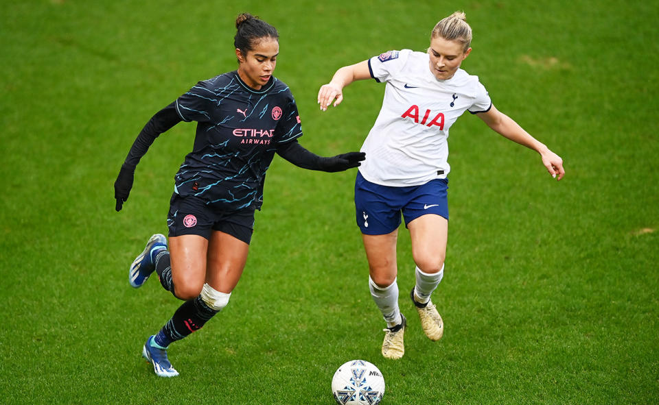 Mary Fowler in action for Manchester City.