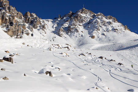 FILE PHOTO: A general view shows a off-piste area with rocks (C) between the slopes 'Chamois' (L) and 'Biche' (R) near the ski resort of Meribel, French Alps, January 7, 2014. REUTERS/Emmanuel Foudrot/File Photo