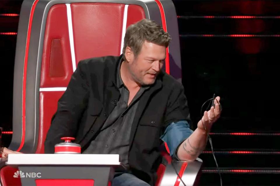 Kelly Clarkson gives Blake Shelton a lie detector test on The Voice