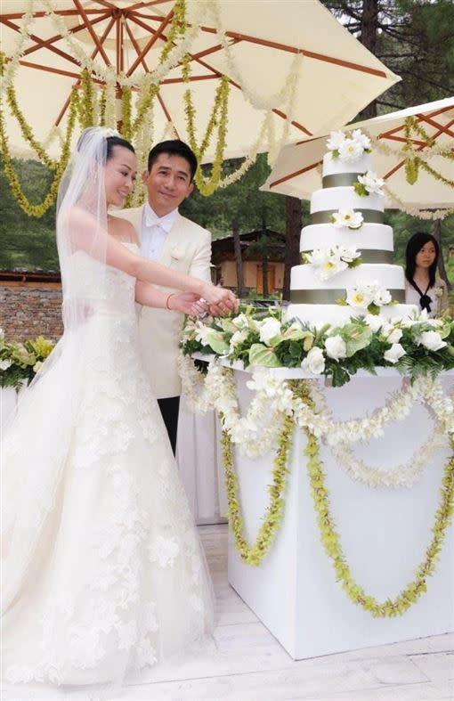 湯唯、劉嘉玲結婚皆穿Vera Wang婚紗。（圖／翻攝自微博）