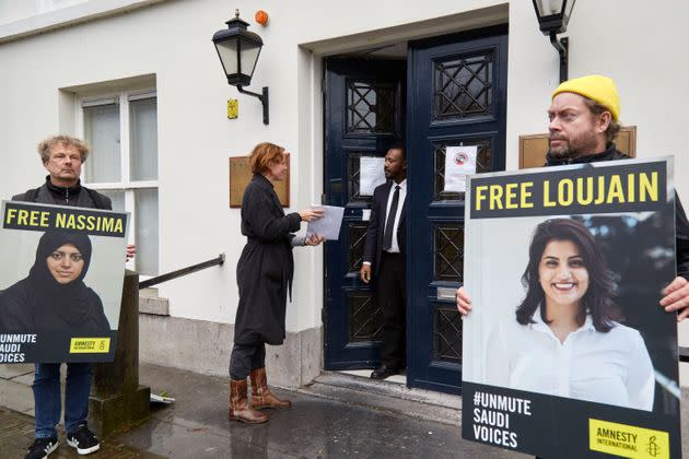 Protesters outside the Saudi Embassy in The Hague call for the release of all jailed female human rights activists in Saudi Arabia on Nov. 19, 2020. (Photo: Pierre Crom via Getty Images)
