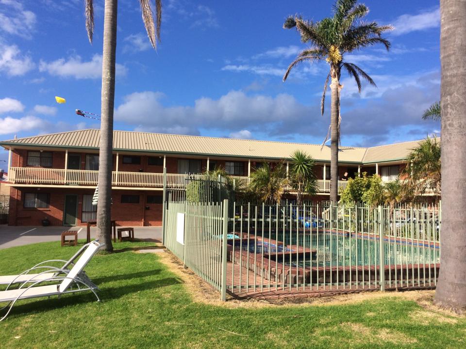 The Best Western Motel Apollo Bay provides apartments with one or two rooms, with a kitchenette you can cook in.  (Photo: Zurien Onn)