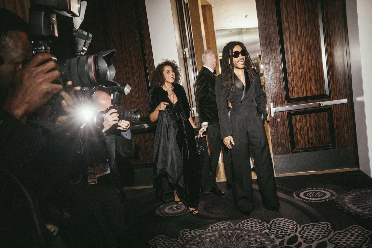 Lenny Kravitz, con sus característicos lentes de sol en una recepción de los Globos de Oro, se hizo viral con una aparición en un entorno menos formal. (Sinna Nasseri/The New York Times)