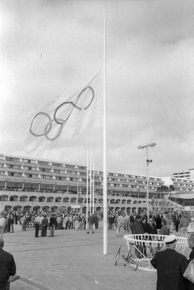 Bandera olímpica a media asta en los Juegos Olímpicos de 1972 conmemorando a los atletas israelíes asesinados. <a href="https://commons.wikimedia.org/wiki/File:Trauerfeier_f%C3%BCr_die_Opfer_des_Attentats_in_M%C3%BCnchen_(Kiel_53.824).jpg" rel="nofollow noopener" target="_blank" data-ylk="slk:Stadtarchiv Kiel /Wikimedia Commons;elm:context_link;itc:0;sec:content-canvas" class="link ">Stadtarchiv Kiel /Wikimedia Commons</a>, <a href="http://creativecommons.org/licenses/by-sa/4.0/" rel="nofollow noopener" target="_blank" data-ylk="slk:CC BY-SA;elm:context_link;itc:0;sec:content-canvas" class="link ">CC BY-SA</a>