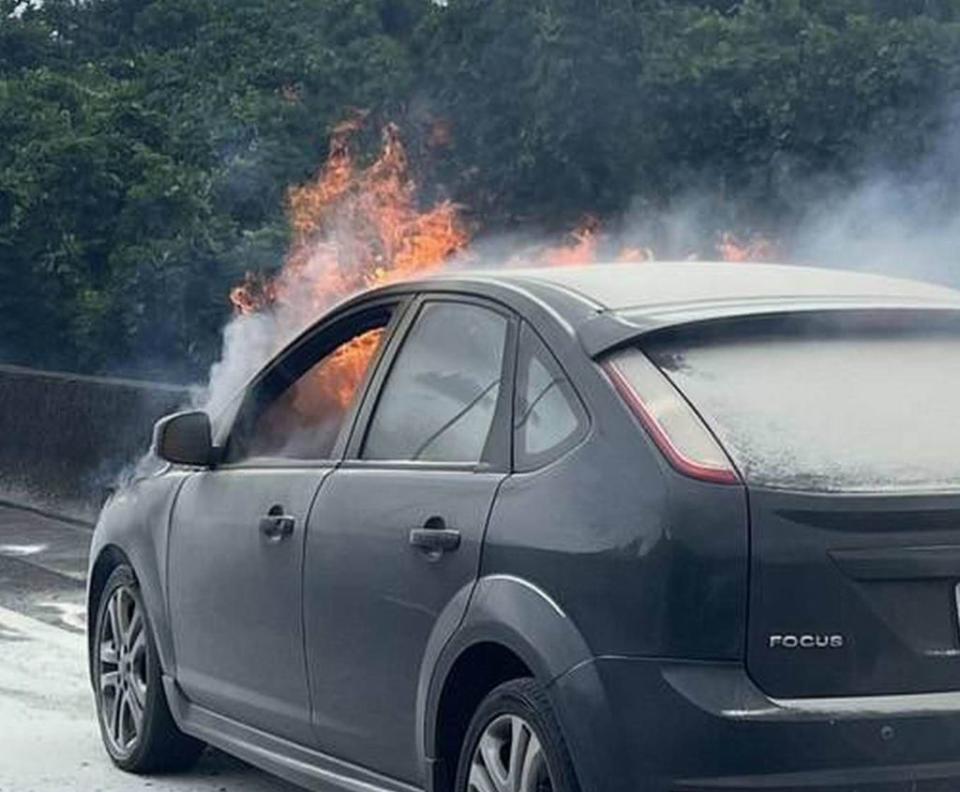 消防人員趕到台７４甲線東外環道火燒車現場，該車已陷火海。(警方提供／記者曾厚銘翻攝)