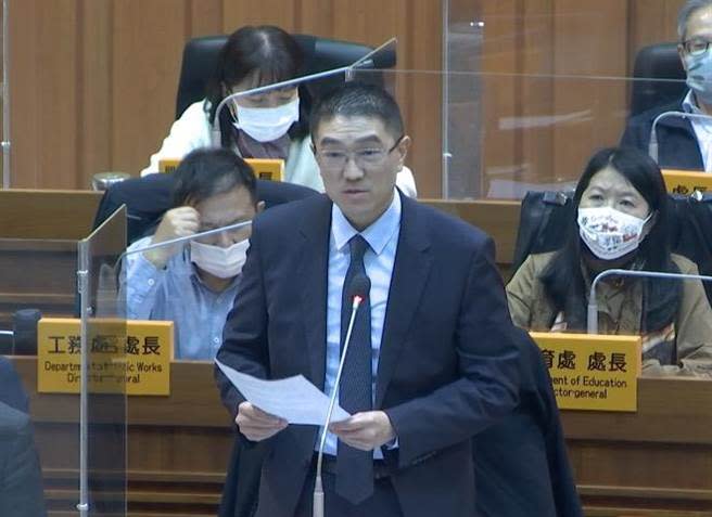 謝國樑針對染疫慰問金部分，因為政府政策從「清零」變成「共存」，所以政策也提出相對應的調整，優先針對中低收入戶補助，他也願意跟大家說明，感謝議員的指教。（徐佑昇攝）