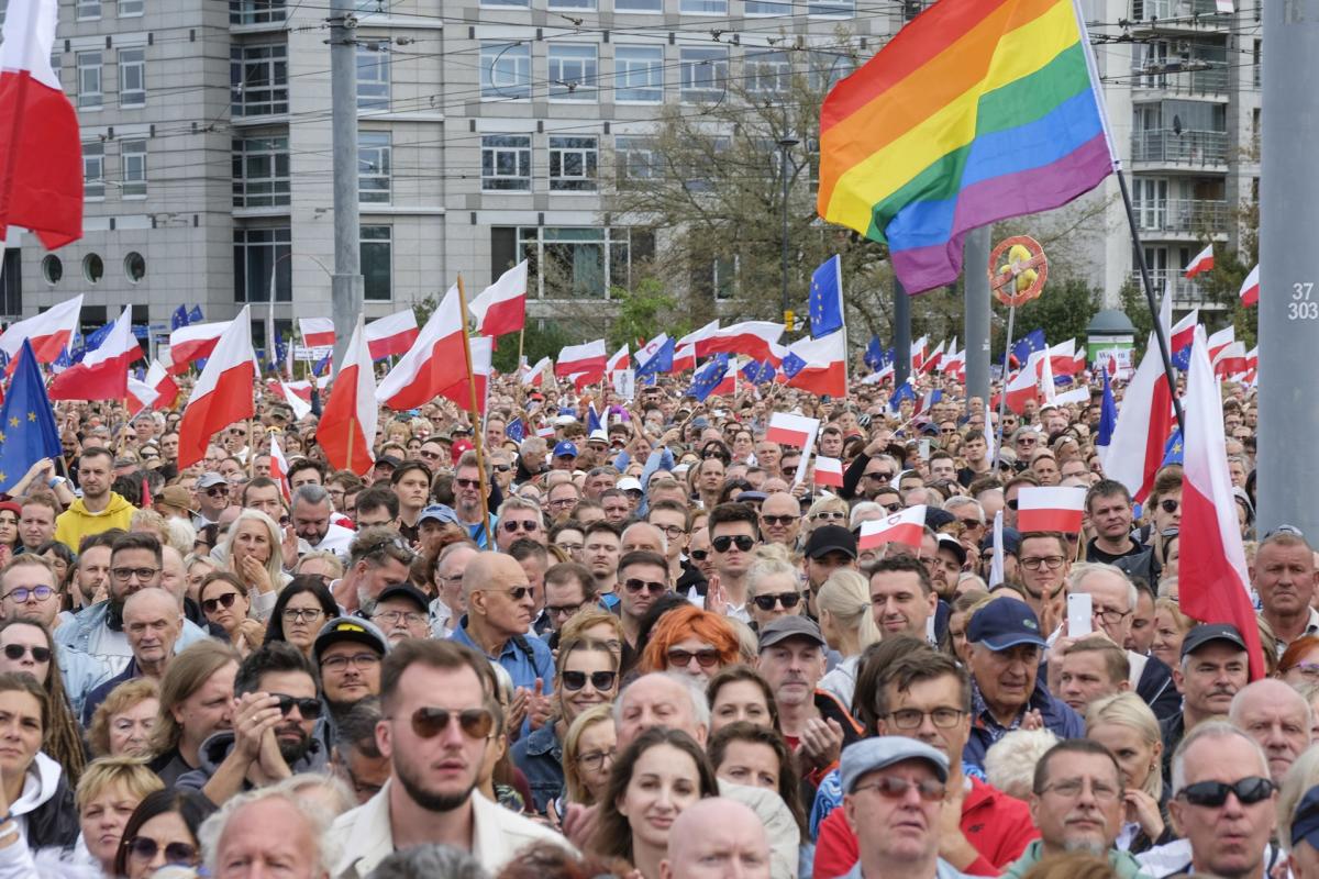 Polska konserwatywna partia anty-LGBTQ+ straciła większość w parlamencie