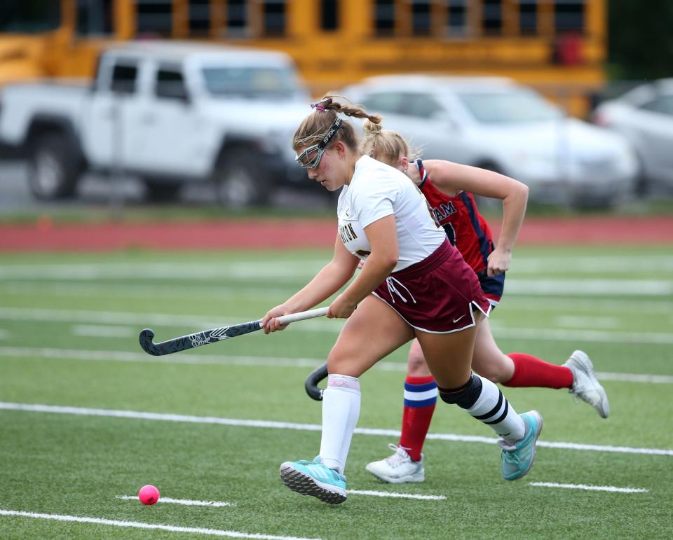 Arlington's Sophia Bronzi moves the ball in transition against Arlington during a Sept. 28, 2023 field hockey game.