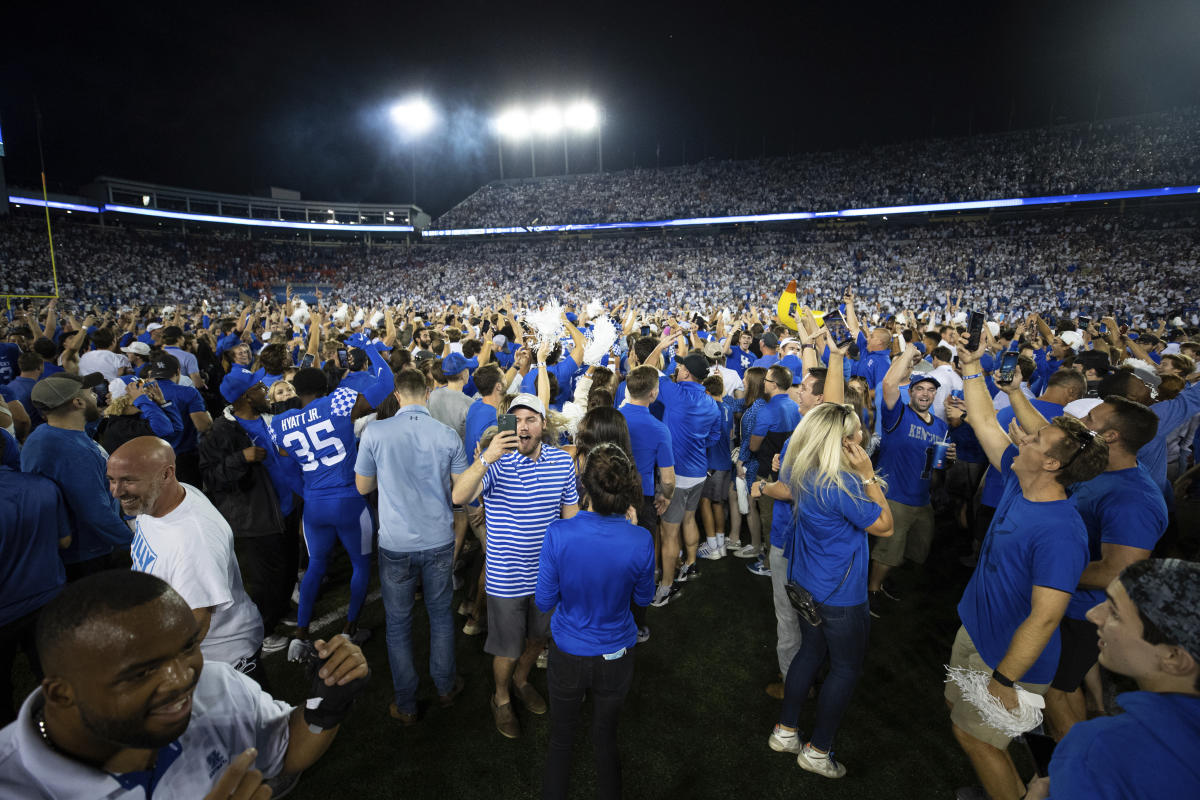 Kentucky hit with $250K fine after fans swarmed field to celebrate Florida  upset