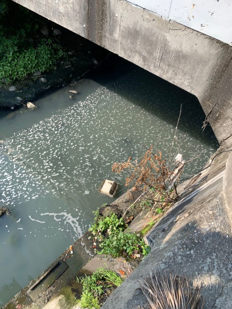 ▲「水盒子」水質感測器監控，查獲2家金屬表面處理業非法排放廢水(圖／環保局提供2021.4.20)