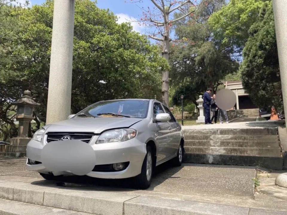 車卡通霄神社階梯進退兩難，警方協調拖吊業者助脫困。（圖：警方提供）