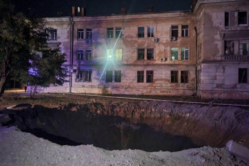 Ein Krater, der am Mittwoch bei russischen Raketen- und Drohnenangriffen während des russischen Angriffs auf Odessa in der Ukraine entstanden ist (via REUTERS)