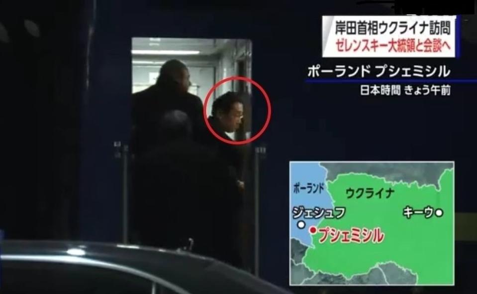 日本首相岸田文雄（以紅圈圈住者）秘密從波蘭境內搭火車進入烏克蘭首都基輔。