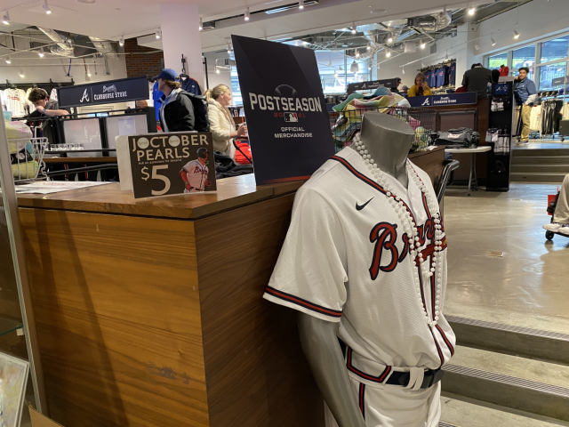 The Braves' Joc Pederson and his pearls are having a moment