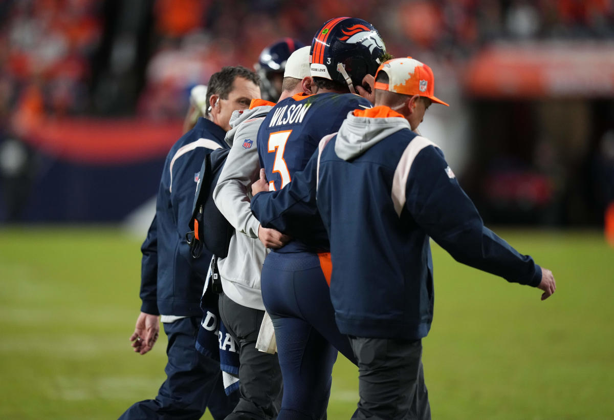 Broncos QB Russell Wilson exits game vs. Chiefs with possible head injury