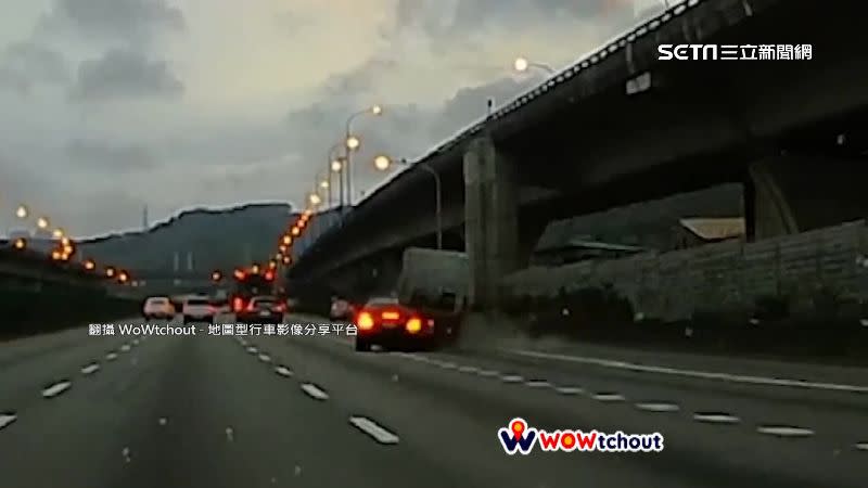 一輛轎車未保持安全距離，導致在爬坡路段時追撞前方貨車。（圖／翻攝自WoWtchout-地圖型行車影像分享平台）