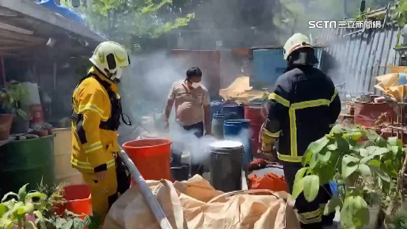 民眾於自宅空地調配驅蟲劑，卻弄錯比例造成大量濃煙，消防隊趕往撲滅。